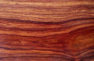 La caratteristica superficie di una tavola di legno di cocobolo