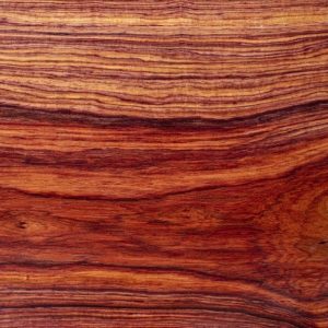 La caratteristica superficie di una tavola di legno di cocobolo
