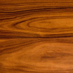 La caratteristica superficie di una tavola di legno di pau ferro