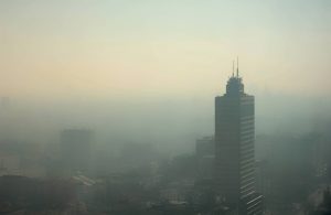 Milano vista dall'alto con la nebbia e l'aria inquinata