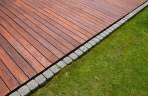 Dettaglio dei bordi in pietra di una decking in giardino