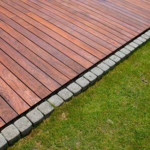 Dettaglio dei bordi in pietra di una decking in giardino
