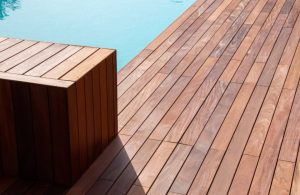 Dettaglio del decking a bordo piscina