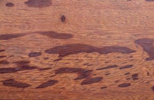 La caratteristica texture di un'asse in legno di angelim