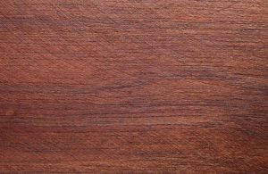 La caratteristica texture di un'asse in legno di andiroba