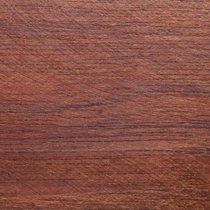 La caratteristica texture di un'asse in legno di andiroba