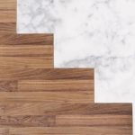 Un pavimento in marmo e in legno, in una composizione a zig zag, visto dall'alto