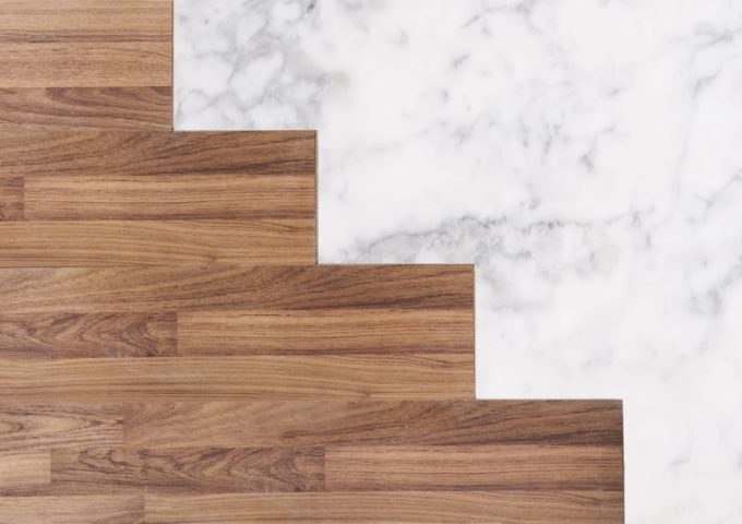Un pavimento in marmo e in legno, in una composizione a zig zag, visto dall'alto