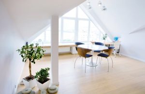 Luminosa mansarda con colonna e tavolo da pranzo