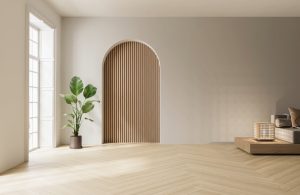 Luminosa stanza semivuota sui colori del beige e del legno naturale, con parquet, porta ad arco e piante