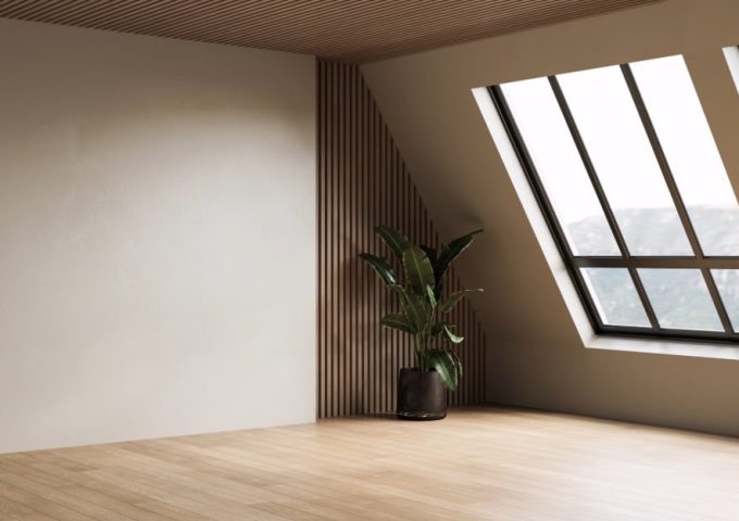 Angolo di una stanza moderna con un design minimalista. La stanza ha un pavimento in legno chiaro e una parete bianca liscia. Un'altra parete è rivestita con pannelli di legno verticali. C'è una grande finestra inclinata con cornice nera che lascia entrare molta luce naturale. Accanto alla finestra, c'è una pianta verde in un vaso nero