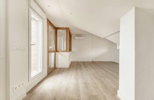 Attico residenziale monofamiliare con accesso a terrazza, pareti bianche lisce, aria condizionata, pavimenti in legno di quercia bianca