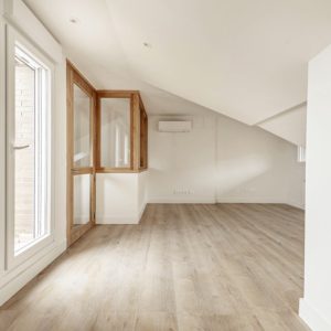 Attico residenziale monofamiliare con accesso a terrazza, pareti bianche lisce, aria condizionata, pavimenti in legno di quercia bianca