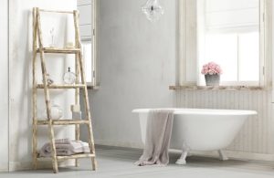 Bagno shabby chic con parquet grigio chiaro spazzolato, vasca freestanding e accessori decapati