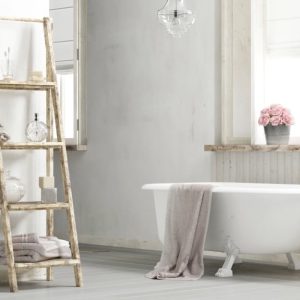 Bagno shabby chic con parquet grigio chiaro spazzolato, vasca freestanding e accessori decapati