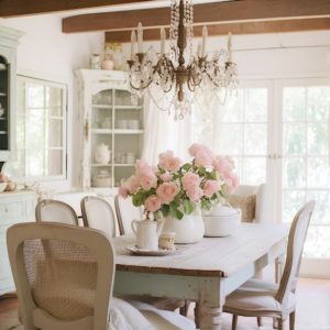 Sala da pranzo shabby chic con tavolo decapato e lampadario di cristallo